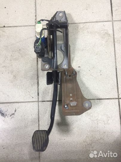Педаль тормоза Nissan Almera N16 1.8 2002-2006