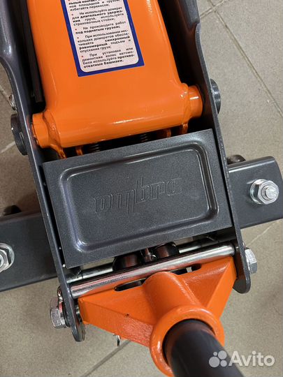 Подкатной двухпоршневой гаражный домкрат Ombra 3 т