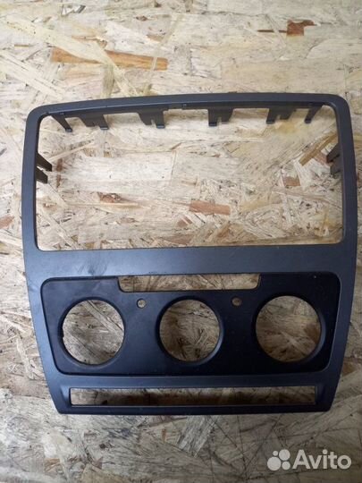 Рамка магнитолы Skoda Octavia A5 BUD 2011