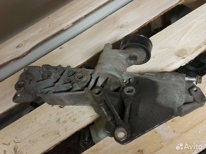 Кронштейн генератор Megane 2