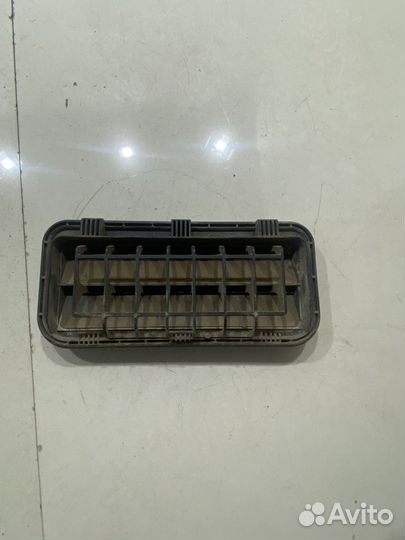 Решетка вентиляционная (задняя левая)