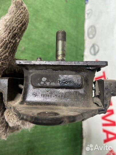 Подушка двигателя левая Toyota Hiace SR40 3S-FE