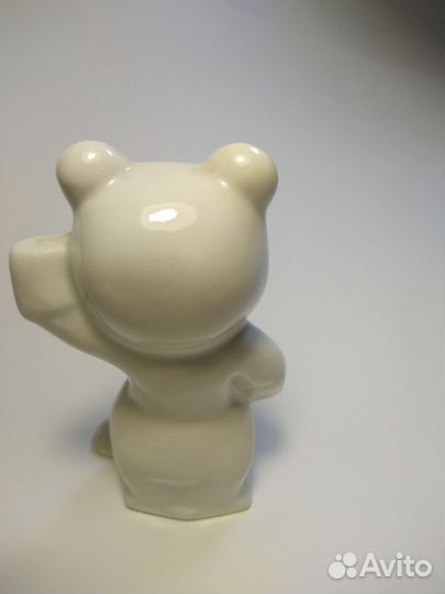 Фарфоровый мишка с клюшкой