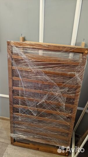 Детская кроватка с ящиком и маятником