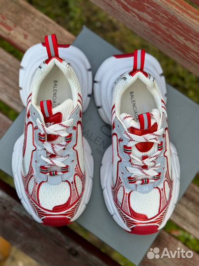 Кроссовки женские