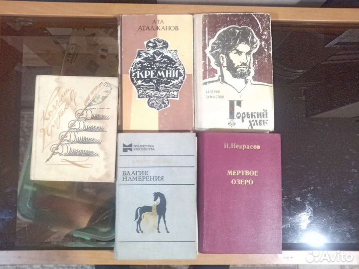 Книги советских классиков, и зарубежная фантастика