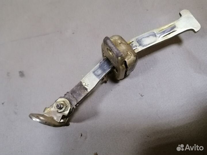 Ограничитель двери перед.правый VW Polo 1999-2001