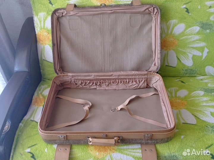 Чемодан на колесах тканевый под лен