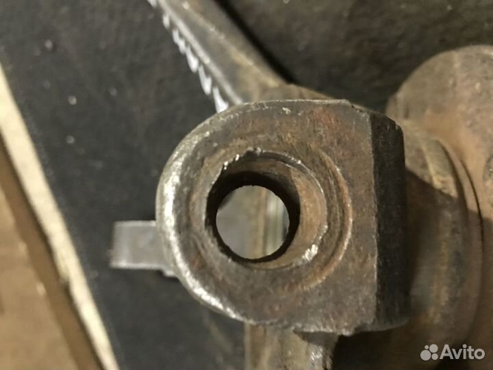 Кулак передний правый Митсубиси Галант Galant E3