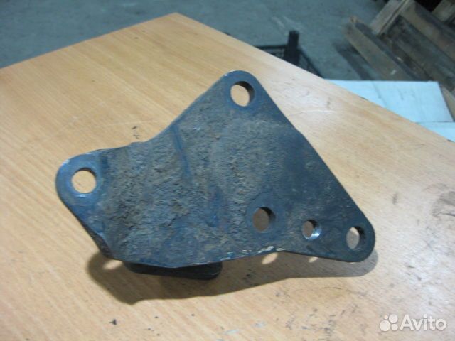 Кронштейн двигателя правый Mitsubishi Pajero (1990