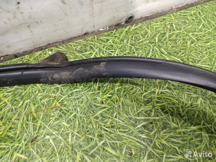 Уплотнительная резинка боковой двери передняя