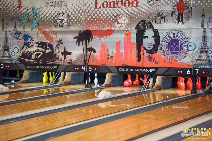 Официант в боулинг-караоке 