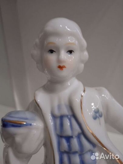 Статуэтка фарфор