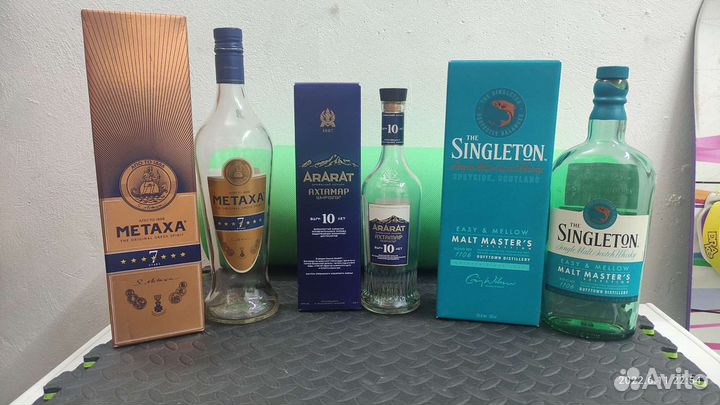 Бутылки и коробки от алкогольных напитков