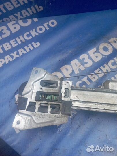 Задний правый стеклоподъемник. Mitsubishi Grandis