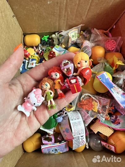 Продам коробку игрушек - киндеры