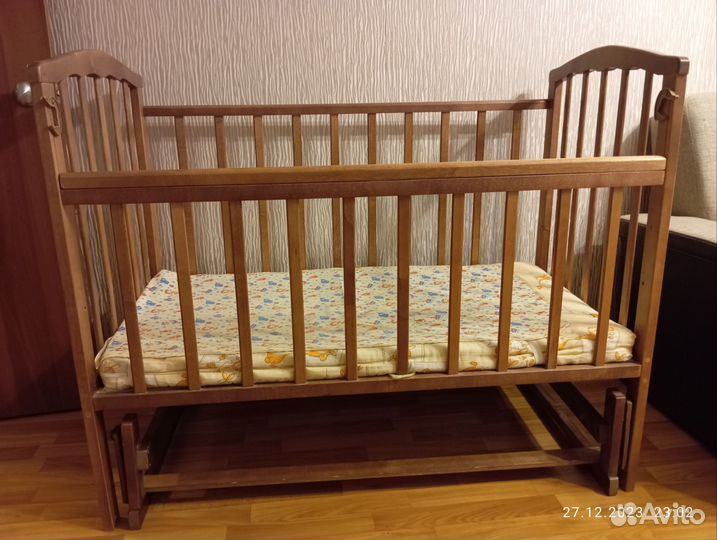 Детская кроватка с маятником