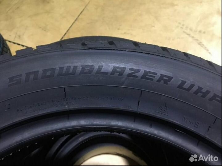 Windforce Snowblazer UHP 215/55 R17 98V