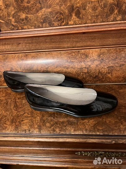 Туфли новые натуральный лак фирмы Экко 38 р