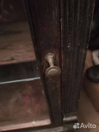 Шкаф старинный навесной