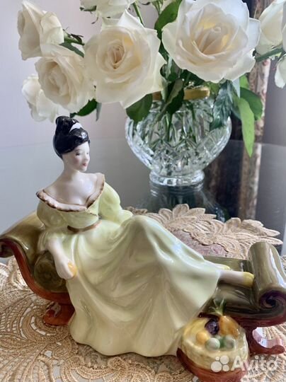 Royal Doulton фарфровая статуэтка “AT ease”