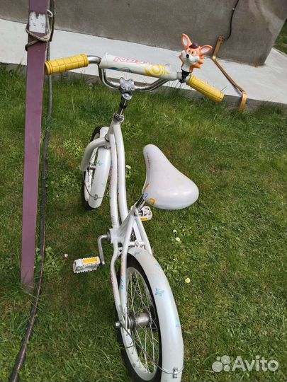 Велосипед детский,от 5 лет.Белый в бабочках.Б/у