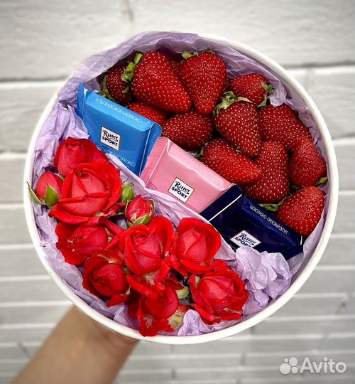 Подарочные наборы с ягодами и макаронс