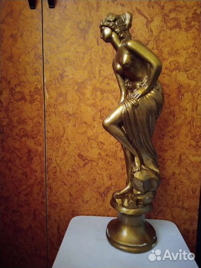 Статуэтка купальщица