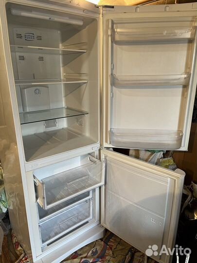 Продается двухкамерный холодильник Indesit