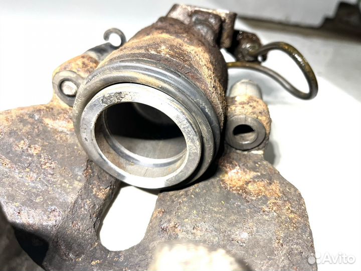 Суппорт передний правый Audi 100 C4