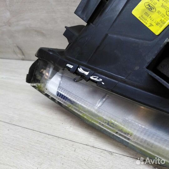 Фара правая Ford Mondeo 3 дефект крепления стекла