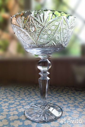Ваза хрустальная на ножке