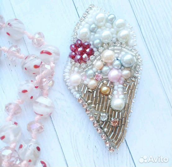 Брошь шанель