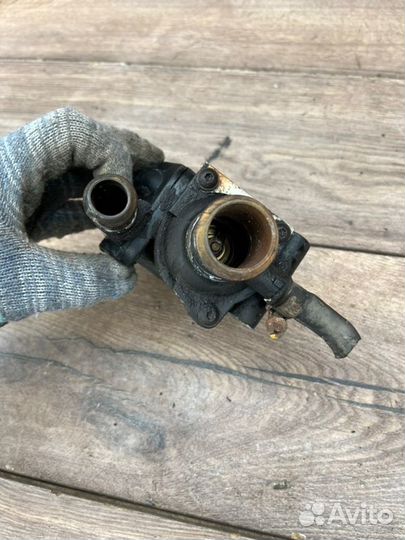 Корпус термостата Ford Focus 1 седан 1.8 2004