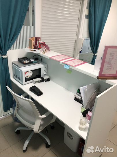 Стойка ресепшн белая в идеальном состоянии