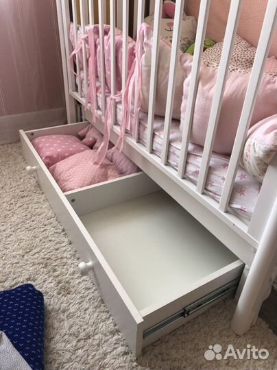 Детская кроватка с маятником