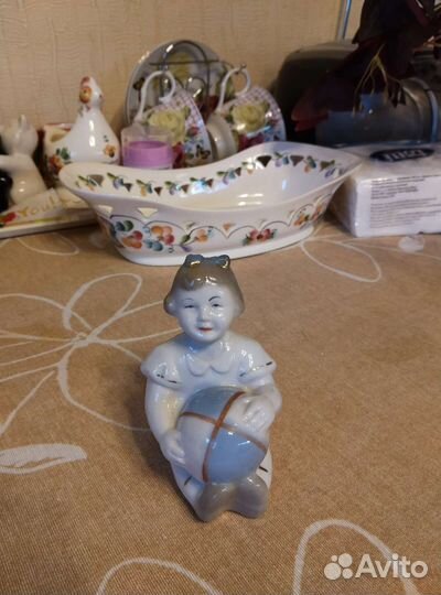 Фарфоровая статуэтка