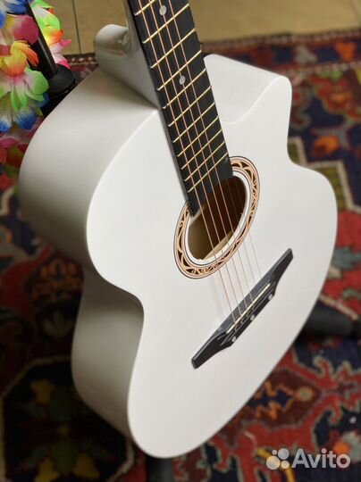 Акустическая гитара белая