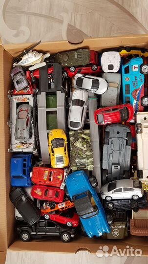 Коробка с машинками