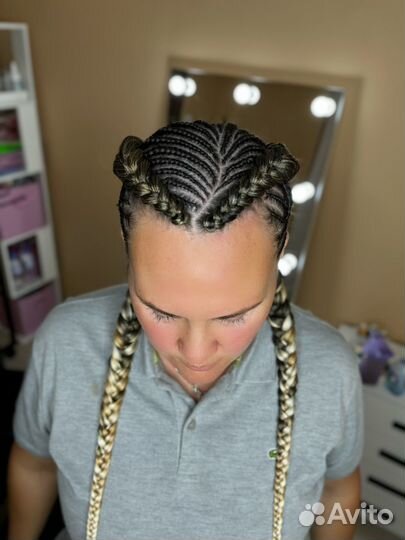 Модель на афроплетение брейды