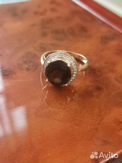 Золотой перстень с ониксом и бриллиантами 585