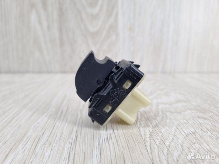 Кнопка стеклоподъемника правая Nissan Terrano D10