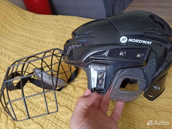 Хоккейный шлем