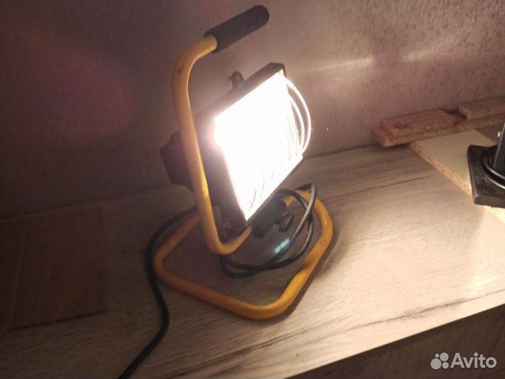 Прожектор с галогеновой лампой 300 Вт