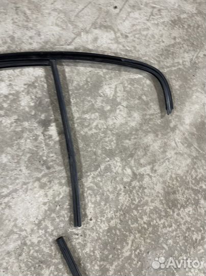 Уплотнитель стекла двери задний левый bmw f30