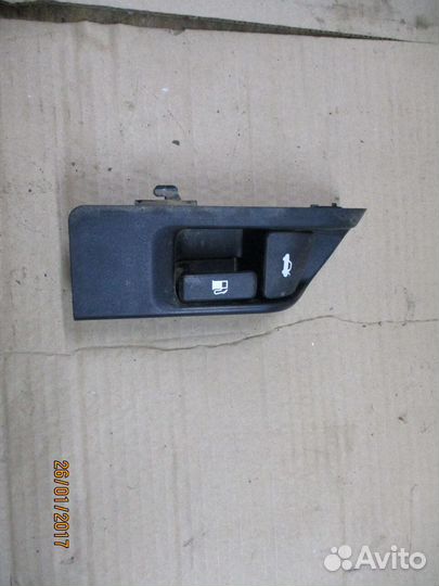Кнопка открывания багажника Тойота Королла 150