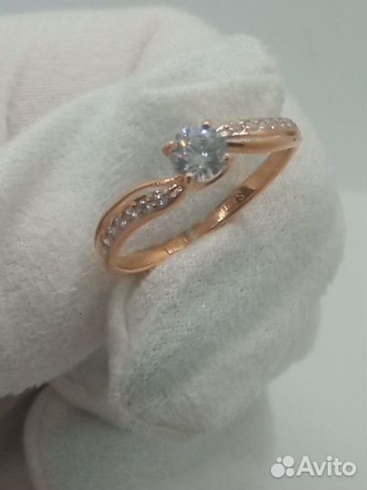 Золотое кольцо с фианитом