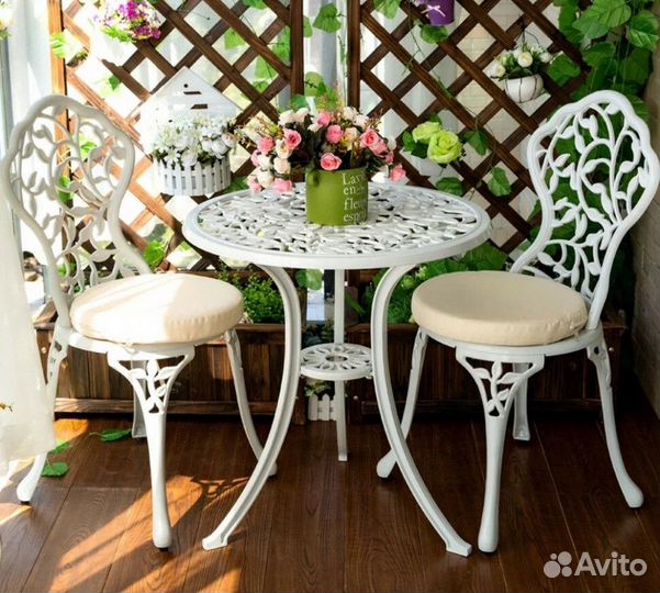 Скамейка арка, кофейный стол и стулья, пруд