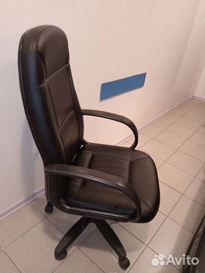Компьютерное кресло руководителя офисное