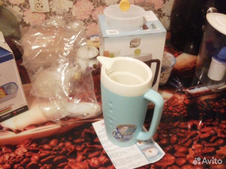 Термос-кувшин с двойными стенками из пластмассы